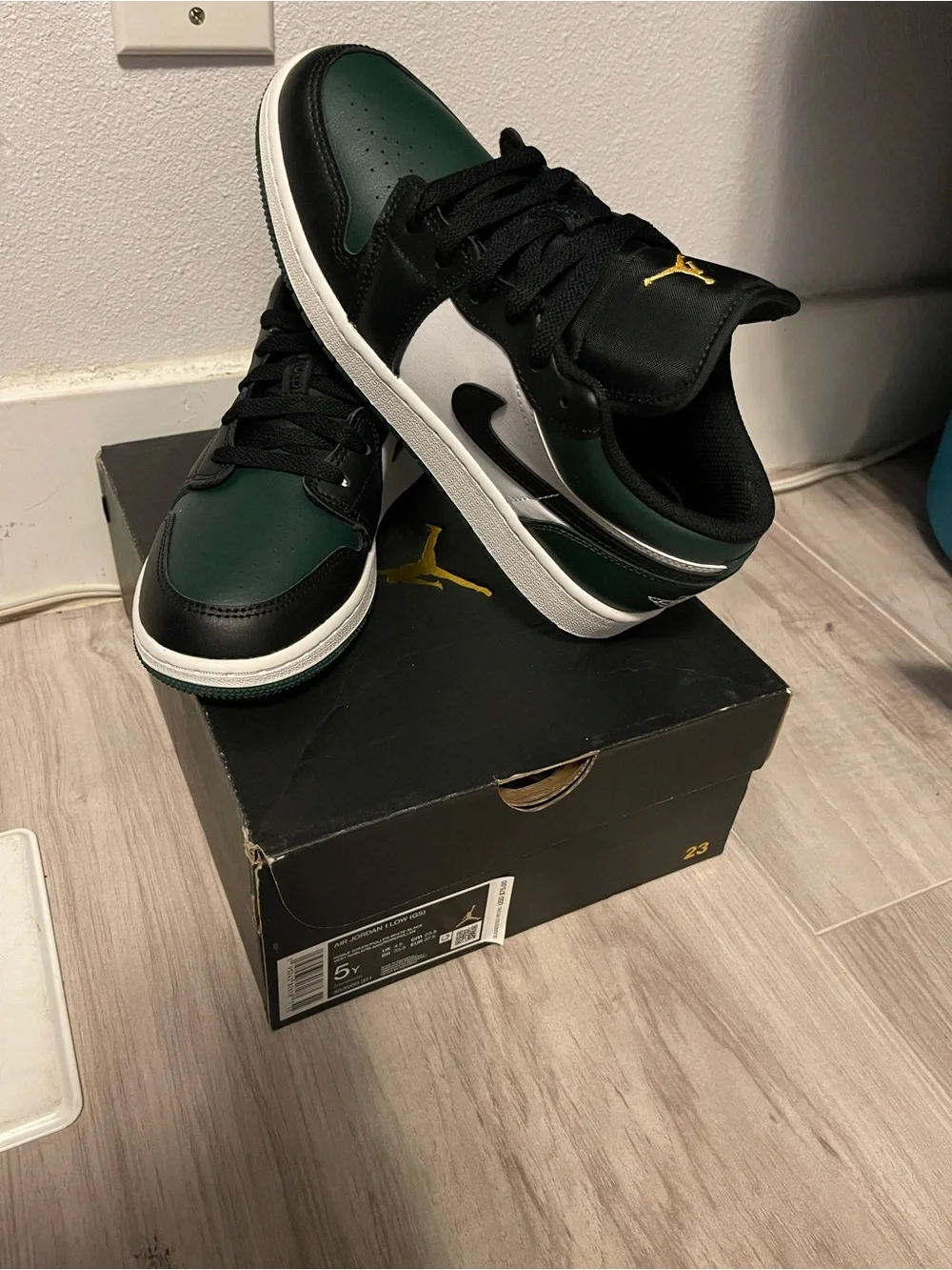 Air Jordan 1 Low Green Toe GS Size 5Y Brand New With Box